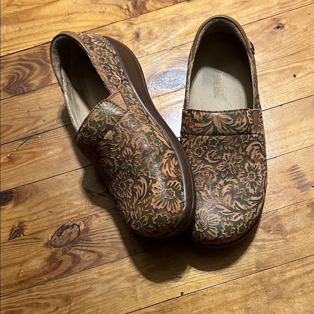 Alegría Floral Patterned Brown Slip-On Shoes clogs